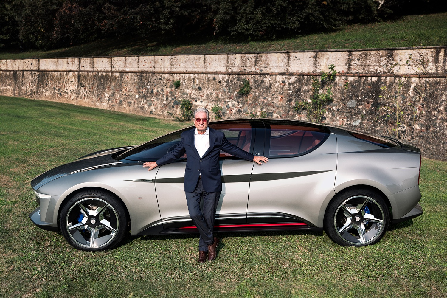 Giorgetto Giugiaro standing alongside the silver Sibylla GG80 concept