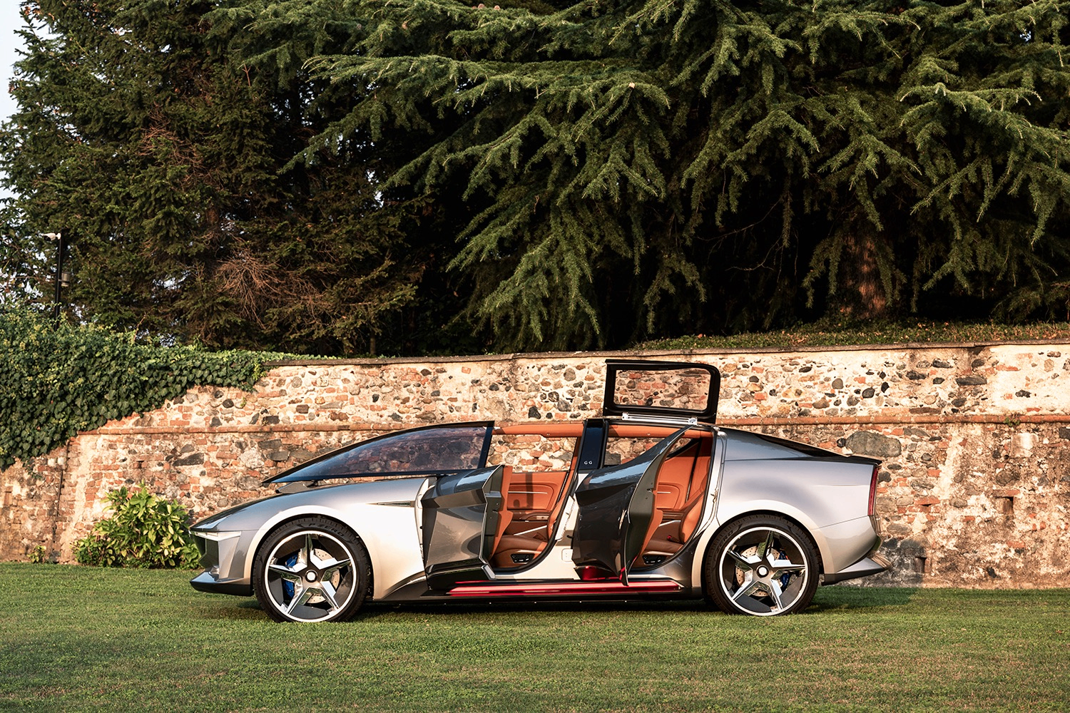 Giugiaro Sibylla GG80 side profile with front and rear doors open